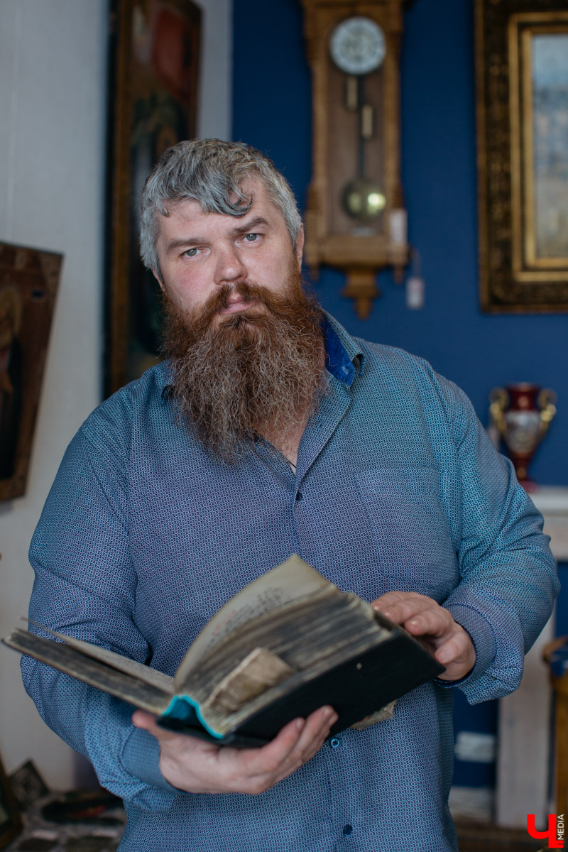 Автор серии «Города России глазами нейросети» Кирилл Соловьев представил портрет Суздаля. Этот образ с трепетом ждали многие. Во-первых, подписчики спорили, кем же должен быть город — мужчиной или женщиной, ведь происхождение его названия до сих пор вызывает вопросы. Во-вторых, трудно было представить, как общая мрачная тональность проекта сможет выразить особенности Суздаля — его белокаменные шедевры, бескрайние просторы Ополья, особую светлую атмосферу. Новый портрет понравился далеко не всем. Почему, «Ключ-Медиа» узнал у экспертов.