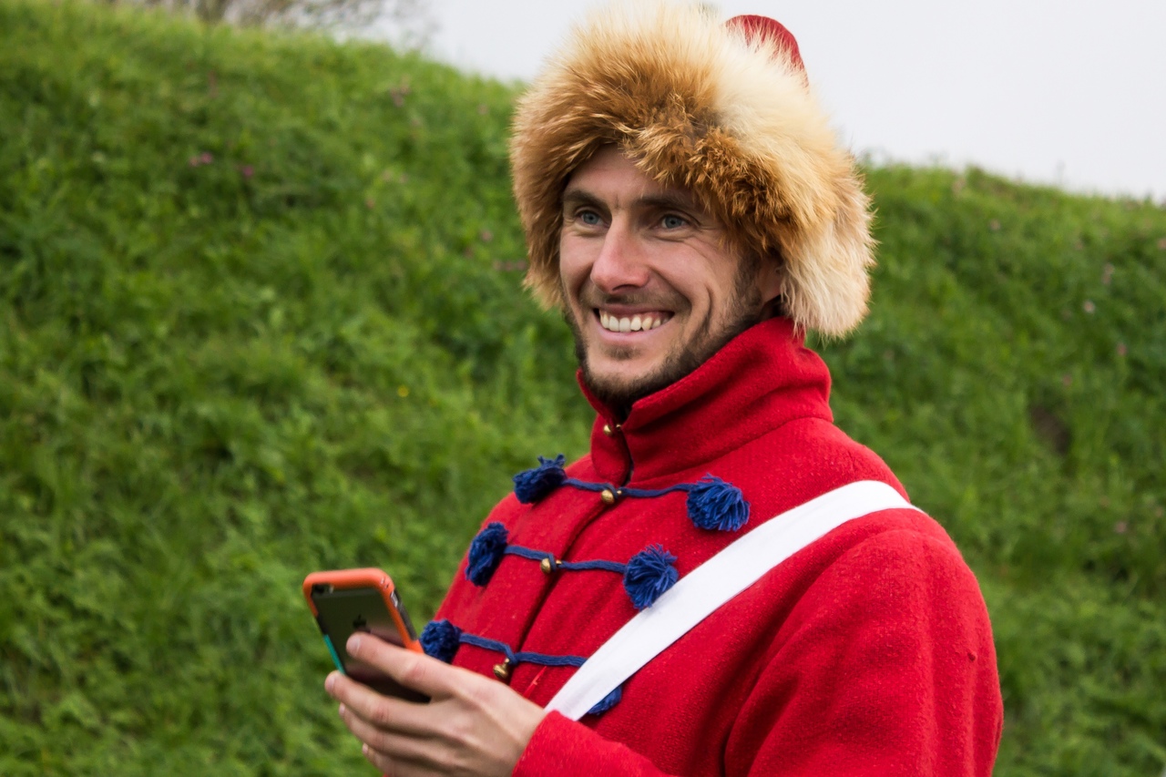 Автор серии «Города России глазами нейросети» Кирилл Соловьев представил портрет Суздаля. Этот образ с трепетом ждали многие. Во-первых, подписчики спорили, кем же должен быть город — мужчиной или женщиной, ведь происхождение его названия до сих пор вызывает вопросы. Во-вторых, трудно было представить, как общая мрачная тональность проекта сможет выразить особенности Суздаля — его белокаменные шедевры, бескрайние просторы Ополья, особую светлую атмосферу. Новый портрет понравился далеко не всем. Почему, «Ключ-Медиа» узнал у экспертов.