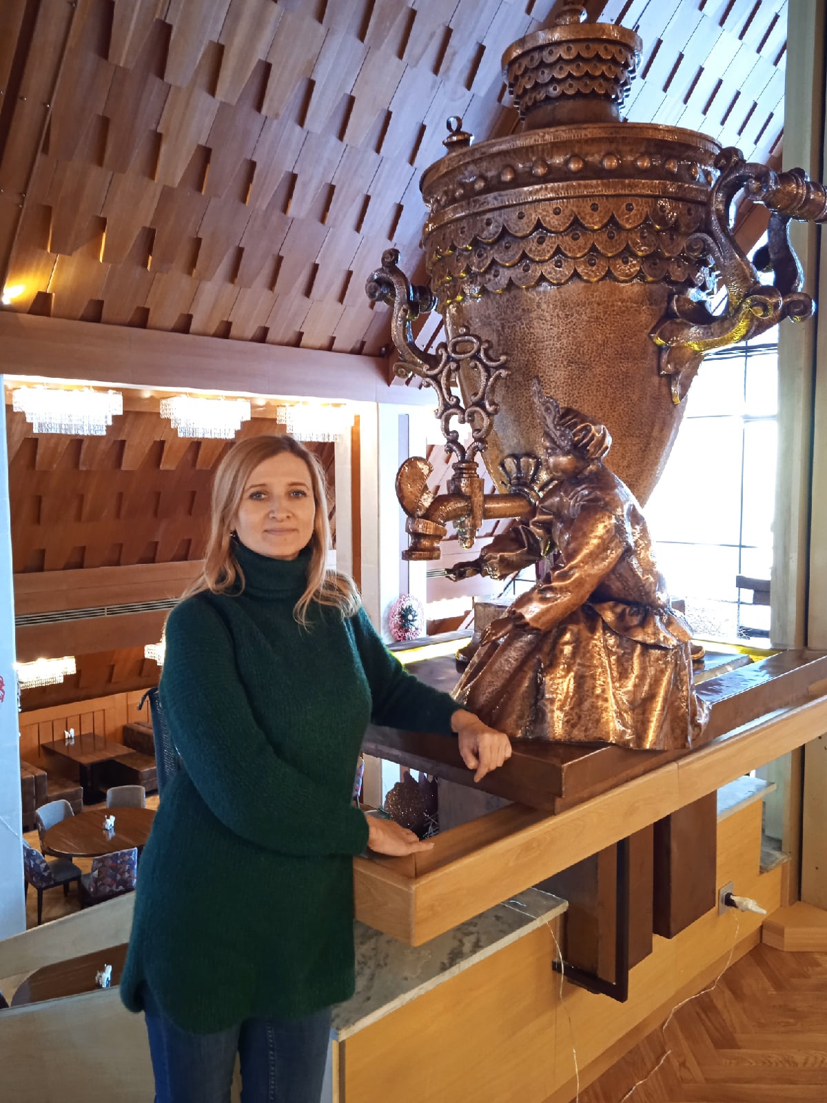 Автор серии «Города России глазами нейросети» Кирилл Соловьев представил портрет Суздаля. Этот образ с трепетом ждали многие. Во-первых, подписчики спорили, кем же должен быть город — мужчиной или женщиной, ведь происхождение его названия до сих пор вызывает вопросы. Во-вторых, трудно было представить, как общая мрачная тональность проекта сможет выразить особенности Суздаля — его белокаменные шедевры, бескрайние просторы Ополья, особую светлую атмосферу. Новый портрет понравился далеко не всем. Почему, «Ключ-Медиа» узнал у экспертов.