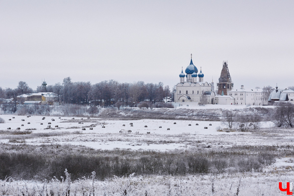 Автор серии «Города России глазами нейросети» Кирилл Соловьев представил портрет Суздаля. Этот образ с трепетом ждали многие. Во-первых, подписчики спорили, кем же должен быть город — мужчиной или женщиной, ведь происхождение его названия до сих пор вызывает вопросы. Во-вторых, трудно было представить, как общая мрачная тональность проекта сможет выразить особенности Суздаля — его белокаменные шедевры, бескрайние просторы Ополья, особую светлую атмосферу. Новый портрет понравился далеко не всем. Почему, «Ключ-Медиа» узнал у экспертов.