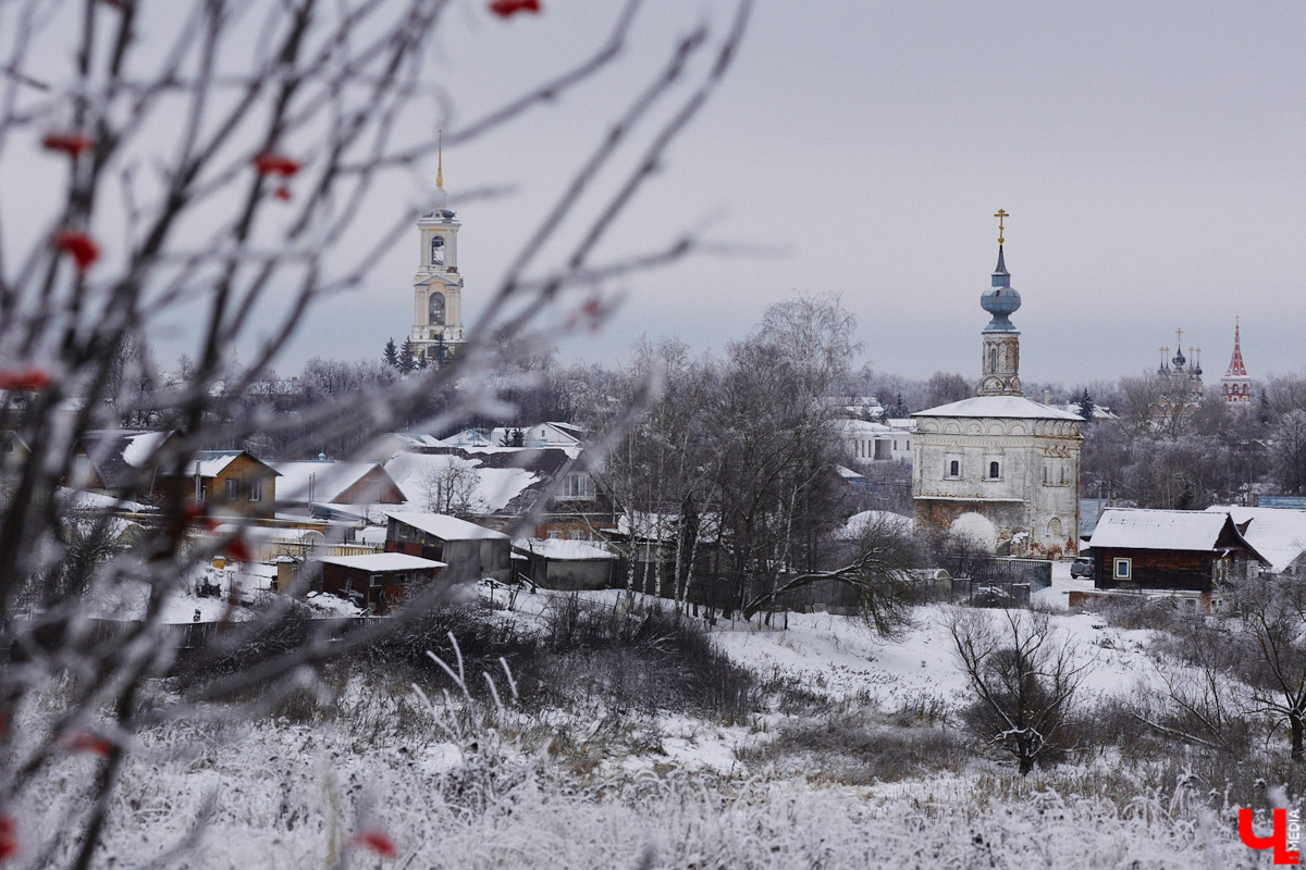 Автор серии «Города России глазами нейросети» Кирилл Соловьев представил портрет Суздаля. Этот образ с трепетом ждали многие. Во-первых, подписчики спорили, кем же должен быть город — мужчиной или женщиной, ведь происхождение его названия до сих пор вызывает вопросы. Во-вторых, трудно было представить, как общая мрачная тональность проекта сможет выразить особенности Суздаля — его белокаменные шедевры, бескрайние просторы Ополья, особую светлую атмосферу. Новый портрет понравился далеко не всем. Почему, «Ключ-Медиа» узнал у экспертов.