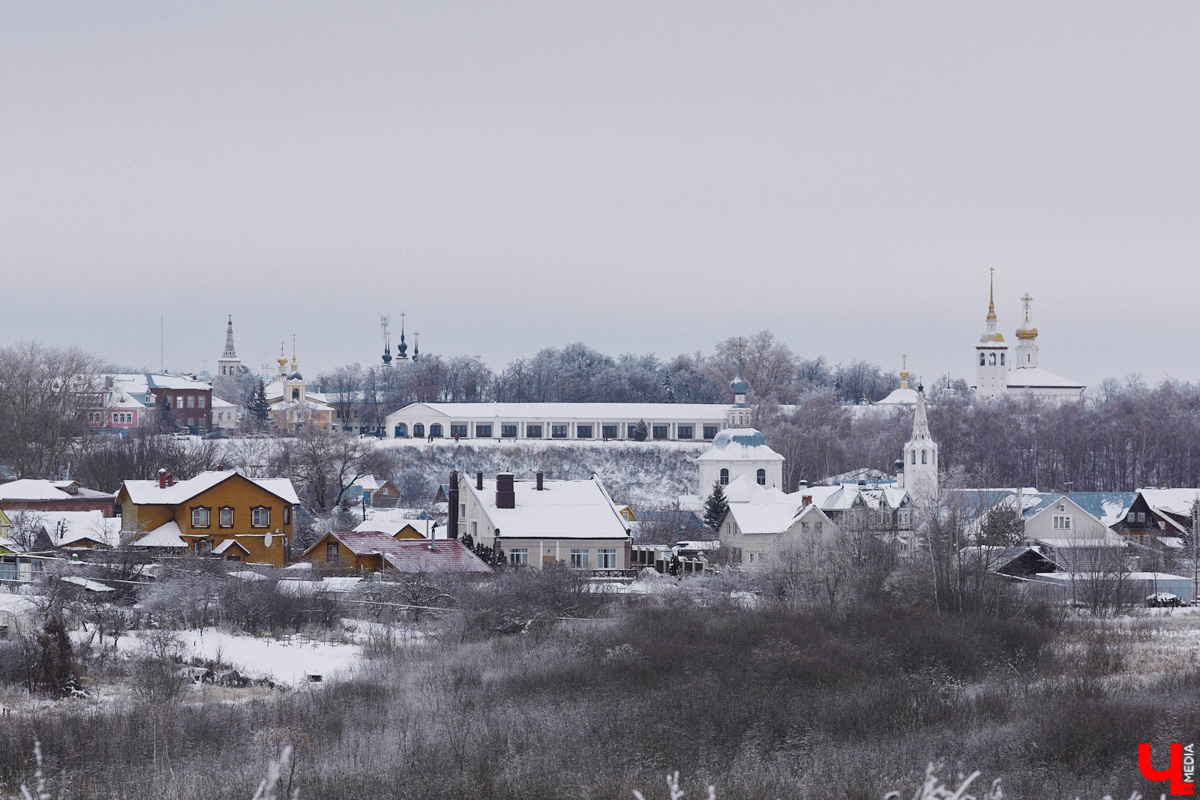 Автор серии «Города России глазами нейросети» Кирилл Соловьев представил портрет Суздаля. Этот образ с трепетом ждали многие. Во-первых, подписчики спорили, кем же должен быть город — мужчиной или женщиной, ведь происхождение его названия до сих пор вызывает вопросы. Во-вторых, трудно было представить, как общая мрачная тональность проекта сможет выразить особенности Суздаля — его белокаменные шедевры, бескрайние просторы Ополья, особую светлую атмосферу. Новый портрет понравился далеко не всем. Почему, «Ключ-Медиа» узнал у экспертов.