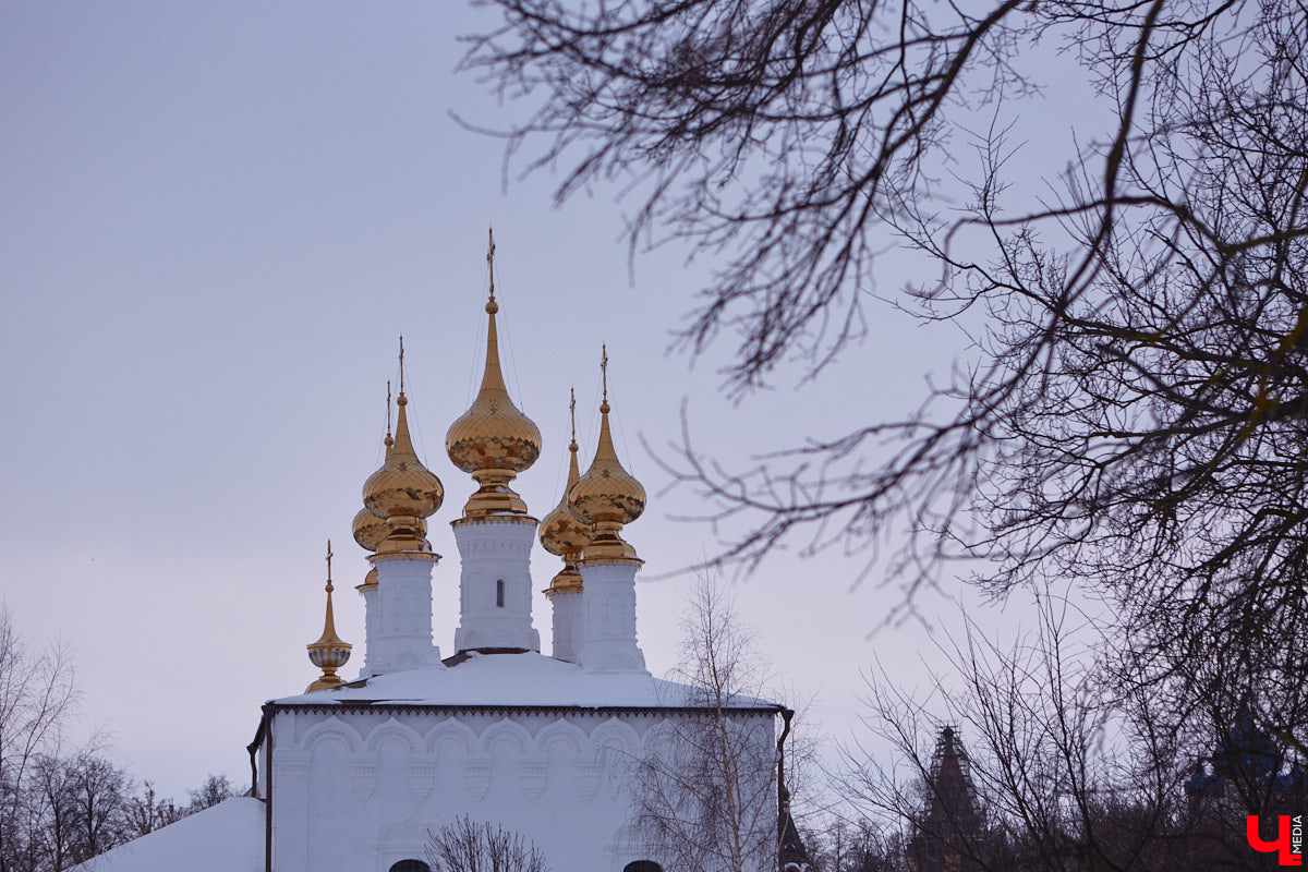 Автор серии «Города России глазами нейросети» Кирилл Соловьев представил портрет Суздаля. Этот образ с трепетом ждали многие. Во-первых, подписчики спорили, кем же должен быть город — мужчиной или женщиной, ведь происхождение его названия до сих пор вызывает вопросы. Во-вторых, трудно было представить, как общая мрачная тональность проекта сможет выразить особенности Суздаля — его белокаменные шедевры, бескрайние просторы Ополья, особую светлую атмосферу. Новый портрет понравился далеко не всем. Почему, «Ключ-Медиа» узнал у экспертов.