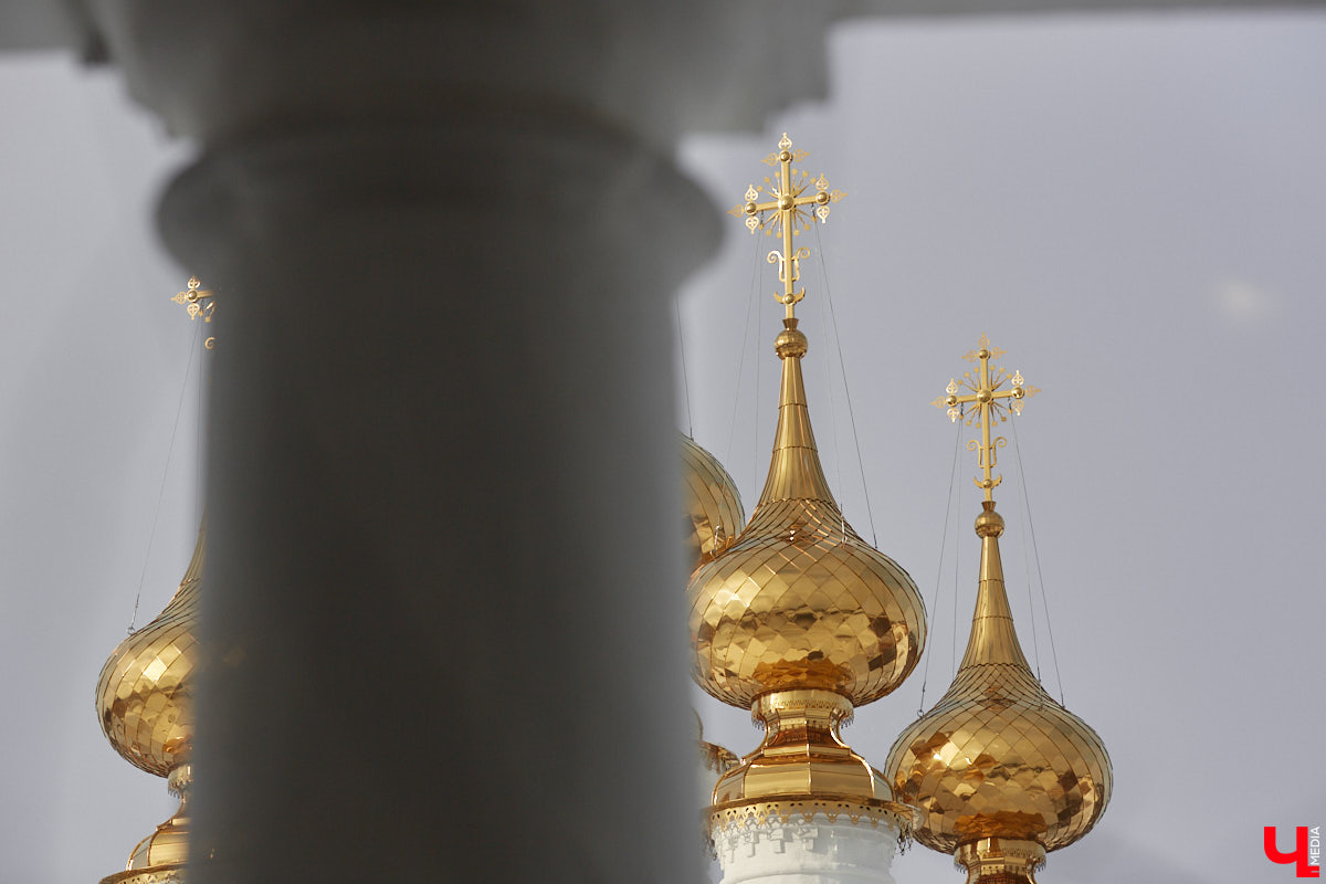 Автор серии «Города России глазами нейросети» Кирилл Соловьев представил портрет Суздаля. Этот образ с трепетом ждали многие. Во-первых, подписчики спорили, кем же должен быть город — мужчиной или женщиной, ведь происхождение его названия до сих пор вызывает вопросы. Во-вторых, трудно было представить, как общая мрачная тональность проекта сможет выразить особенности Суздаля — его белокаменные шедевры, бескрайние просторы Ополья, особую светлую атмосферу. Новый портрет понравился далеко не всем. Почему, «Ключ-Медиа» узнал у экспертов.