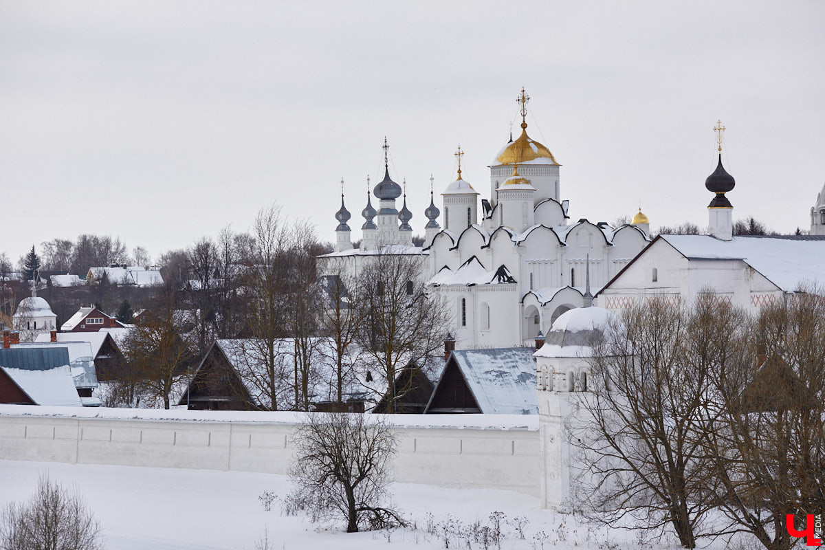 Автор серии «Города России глазами нейросети» Кирилл Соловьев представил портрет Суздаля. Этот образ с трепетом ждали многие. Во-первых, подписчики спорили, кем же должен быть город — мужчиной или женщиной, ведь происхождение его названия до сих пор вызывает вопросы. Во-вторых, трудно было представить, как общая мрачная тональность проекта сможет выразить особенности Суздаля — его белокаменные шедевры, бескрайние просторы Ополья, особую светлую атмосферу. Новый портрет понравился далеко не всем. Почему, «Ключ-Медиа» узнал у экспертов.