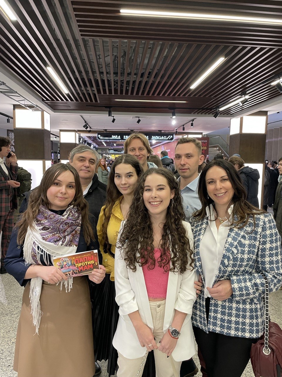 33-й регион не раз мелькал на больших экранах, да и его жители тоже. Последние новинки сезона не стали исключением. Одни из самых популярных фильмов и сериалов, вышедшие в конце зимы — начале весны, объединяет одно: они были либо сняты во Владимирской области, либо создавались с участием наших талантов. Так о каких же лентах сегодня пойдет речь?