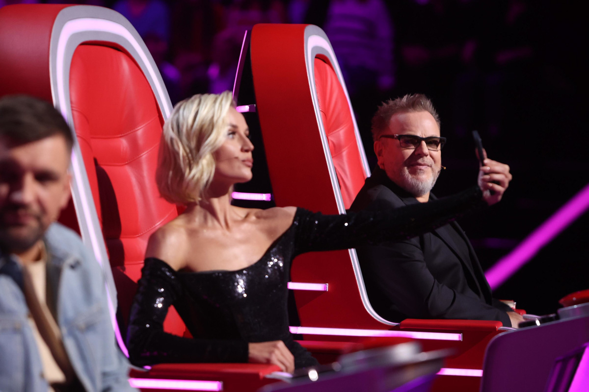 Молодая певица из Коврова Маша Мэй попала в команду Владимира Преснякова на шоу «Голос». Девушка прошла слепые прослушивания и удивила жюри не только исполнением, но и текстом песни. В хит Адель она добавила немного слов на своем собственном языке.