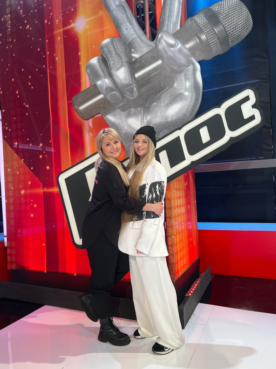 Молодая певица из Коврова Маша Мэй попала в команду Владимира Преснякова на шоу «Голос». Девушка прошла слепые прослушивания и удивила жюри не только исполнением, но и текстом песни. В хит Адель она добавила немного слов на своем собственном языке.