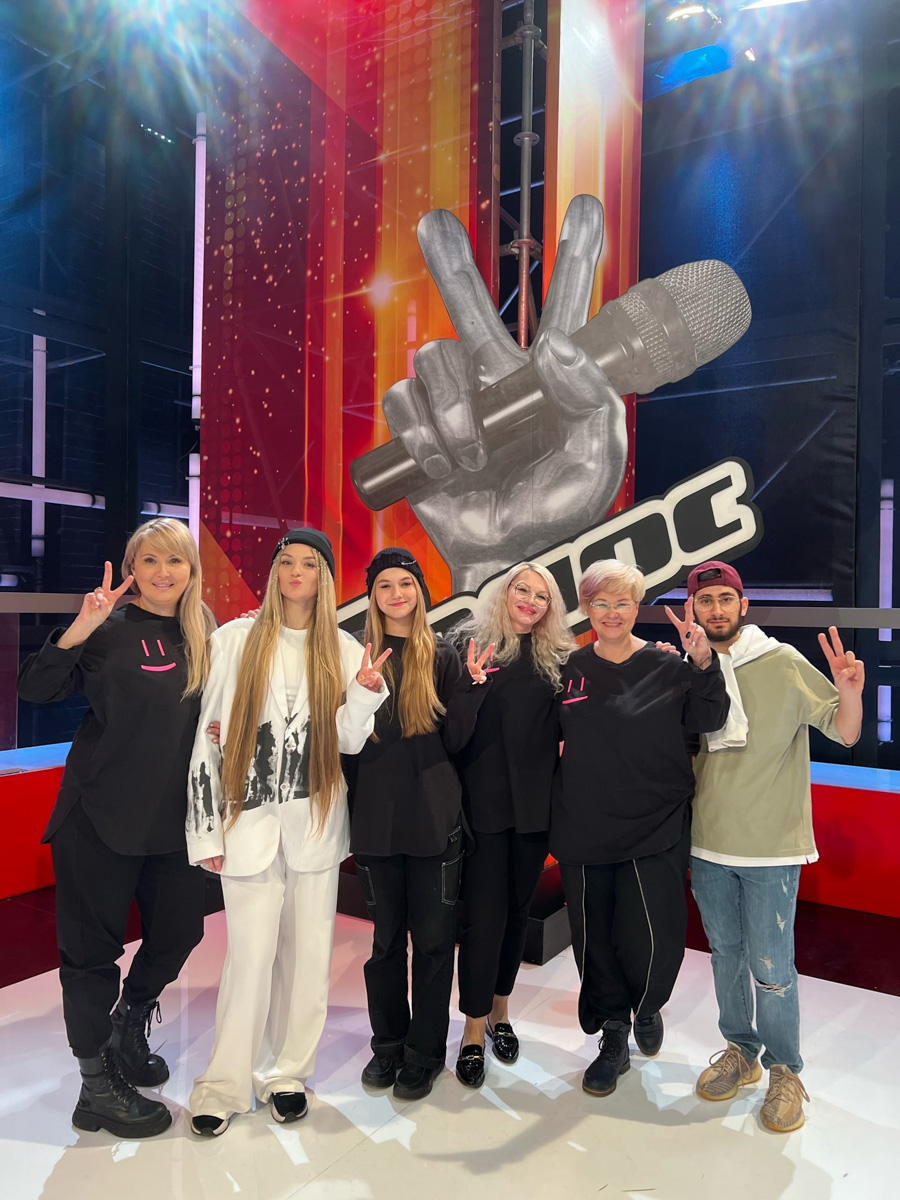 Молодая певица из Коврова Маша Мэй попала в команду Владимира Преснякова на шоу «Голос». Девушка прошла слепые прослушивания и удивила жюри не только исполнением, но и текстом песни. В хит Адель она добавила немного слов на своем собственном языке.