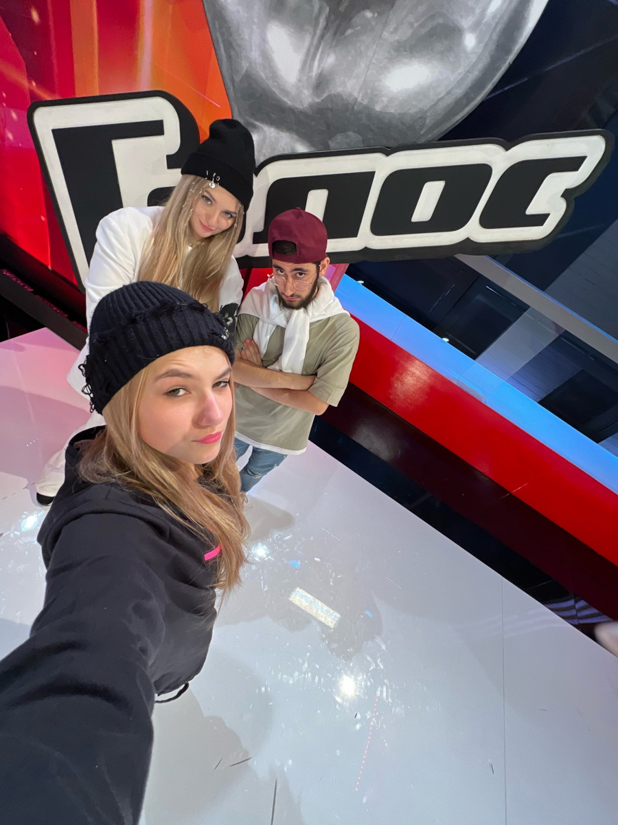 Молодая певица из Коврова Маша Мэй попала в команду Владимира Преснякова на шоу «Голос». Девушка прошла слепые прослушивания и удивила жюри не только исполнением, но и текстом песни. В хит Адель она добавила немного слов на своем собственном языке.