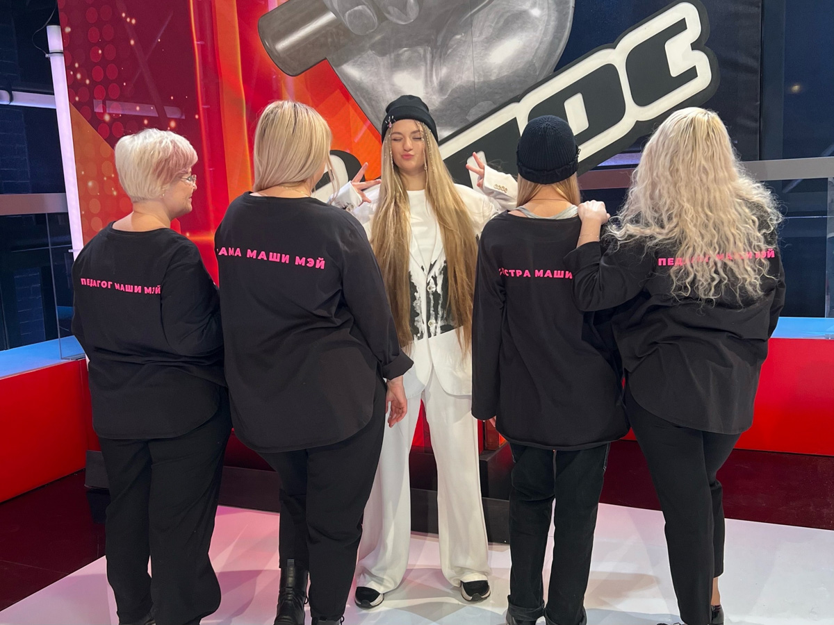 Молодая певица из Коврова Маша Мэй попала в команду Владимира Преснякова на шоу «Голос». Девушка прошла слепые прослушивания и удивила жюри не только исполнением, но и текстом песни. В хит Адель она добавила немного слов на своем собственном языке.