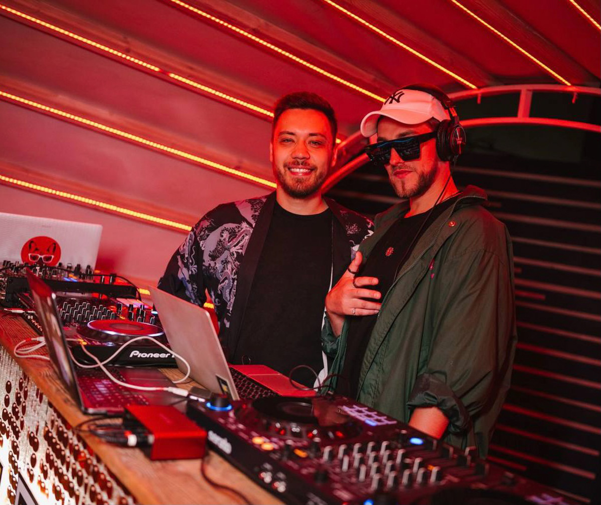 Неслучайная случайность стала причиной возникновения проекта, который объединил пять диджеев, играющих осознанную музыку для осознанных людей. Звуки мелодик хаус и техно, инди и афро, маскарад и гипноз, поражающие город масштабы. О вышедших из-под контроля party limited edition, первая из которых состоялась в марте 2022 года, рассказывают резиденты BPM BUREAU.