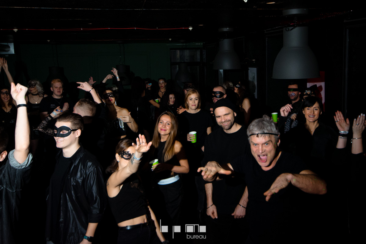 Неслучайная случайность стала причиной возникновения проекта, который объединил пять диджеев, играющих осознанную музыку для осознанных людей. Звуки мелодик хаус и техно, инди и афро, маскарад и гипноз, поражающие город масштабы. О вышедших из-под контроля party limited edition, первая из которых состоялась в марте 2022 года, рассказывают резиденты BPM BUREAU.