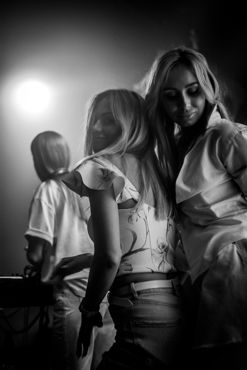 Неслучайная случайность стала причиной возникновения проекта, который объединил пять диджеев, играющих осознанную музыку для осознанных людей. Звуки мелодик хаус и техно, инди и афро, маскарад и гипноз, поражающие город масштабы. О вышедших из-под контроля party limited edition, первая из которых состоялась в марте 2022 года, рассказывают резиденты BPM BUREAU.