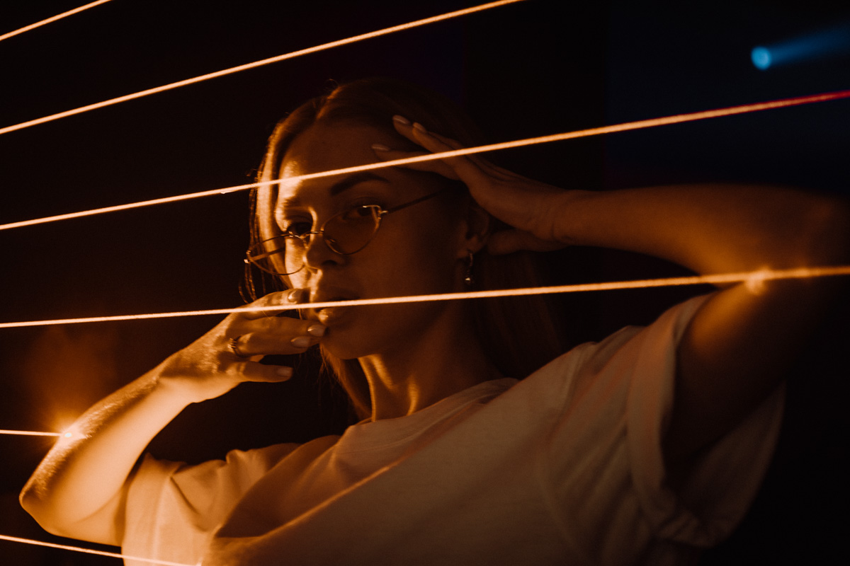 Неслучайная случайность стала причиной возникновения проекта, который объединил пять диджеев, играющих осознанную музыку для осознанных людей. Звуки мелодик хаус и техно, инди и афро, маскарад и гипноз, поражающие город масштабы. О вышедших из-под контроля party limited edition, первая из которых состоялась в марте 2022 года, рассказывают резиденты BPM BUREAU.