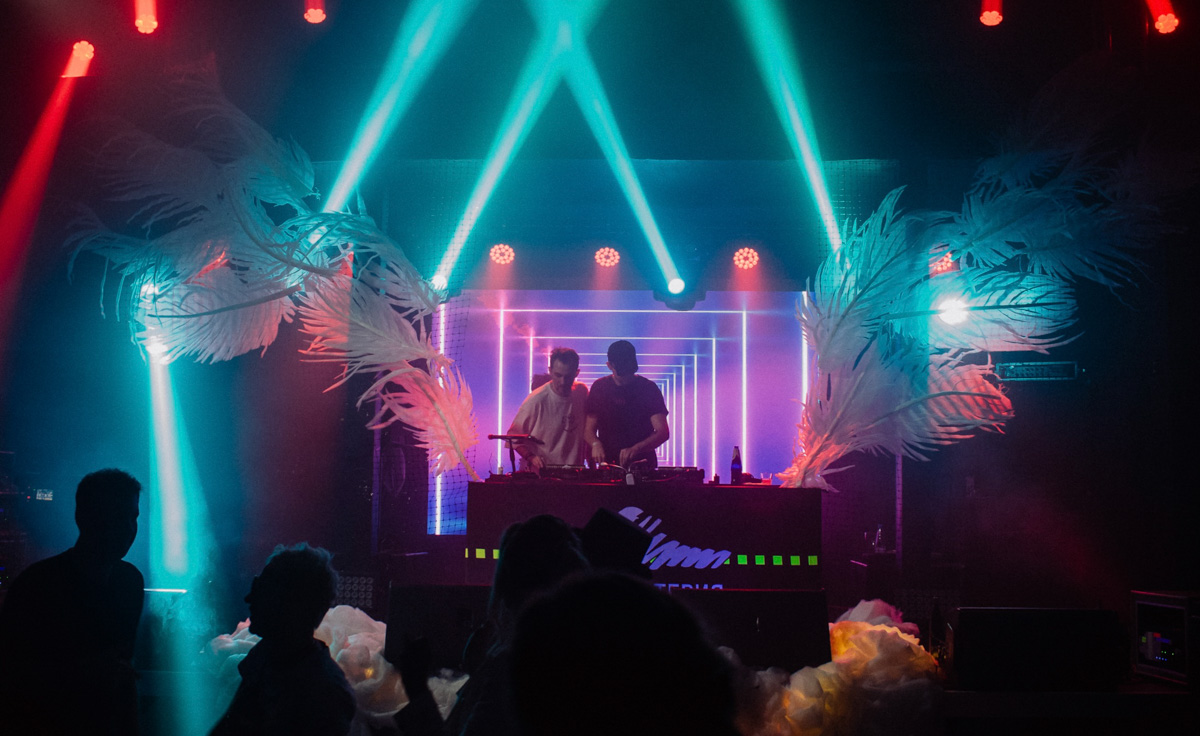 Неслучайная случайность стала причиной возникновения проекта, который объединил пять диджеев, играющих осознанную музыку для осознанных людей. Звуки мелодик хаус и техно, инди и афро, маскарад и гипноз, поражающие город масштабы. О вышедших из-под контроля party limited edition, первая из которых состоялась в марте 2022 года, рассказывают резиденты BPM BUREAU.