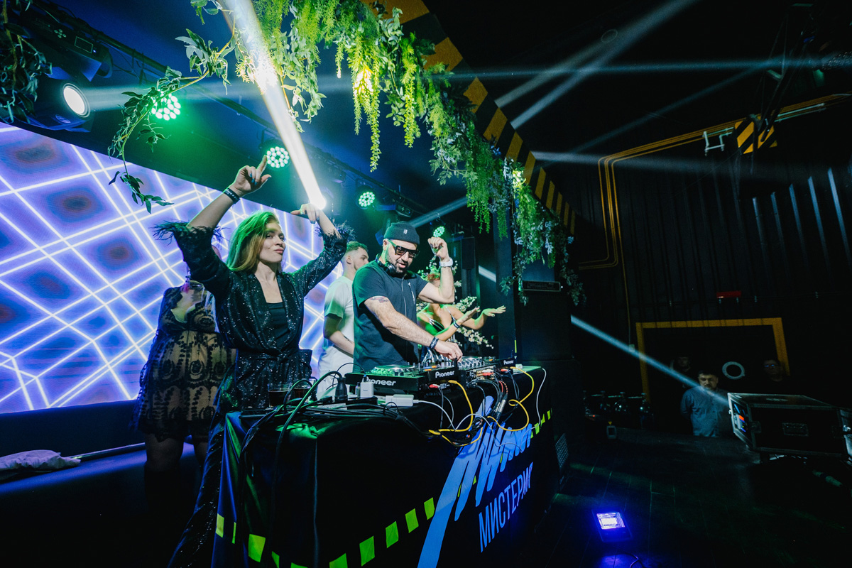 Неслучайная случайность стала причиной возникновения проекта, который объединил пять диджеев, играющих осознанную музыку для осознанных людей. Звуки мелодик хаус и техно, инди и афро, маскарад и гипноз, поражающие город масштабы. О вышедших из-под контроля party limited edition, первая из которых состоялась в марте 2022 года, рассказывают резиденты BPM BUREAU.