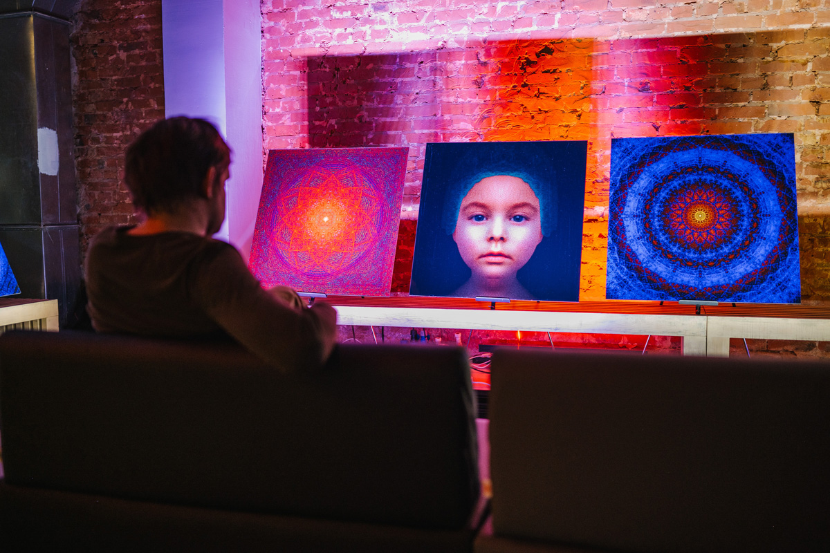 Неслучайная случайность стала причиной возникновения проекта, который объединил пять диджеев, играющих осознанную музыку для осознанных людей. Звуки мелодик хаус и техно, инди и афро, маскарад и гипноз, поражающие город масштабы. О вышедших из-под контроля party limited edition, первая из которых состоялась в марте 2022 года, рассказывают резиденты BPM BUREAU.