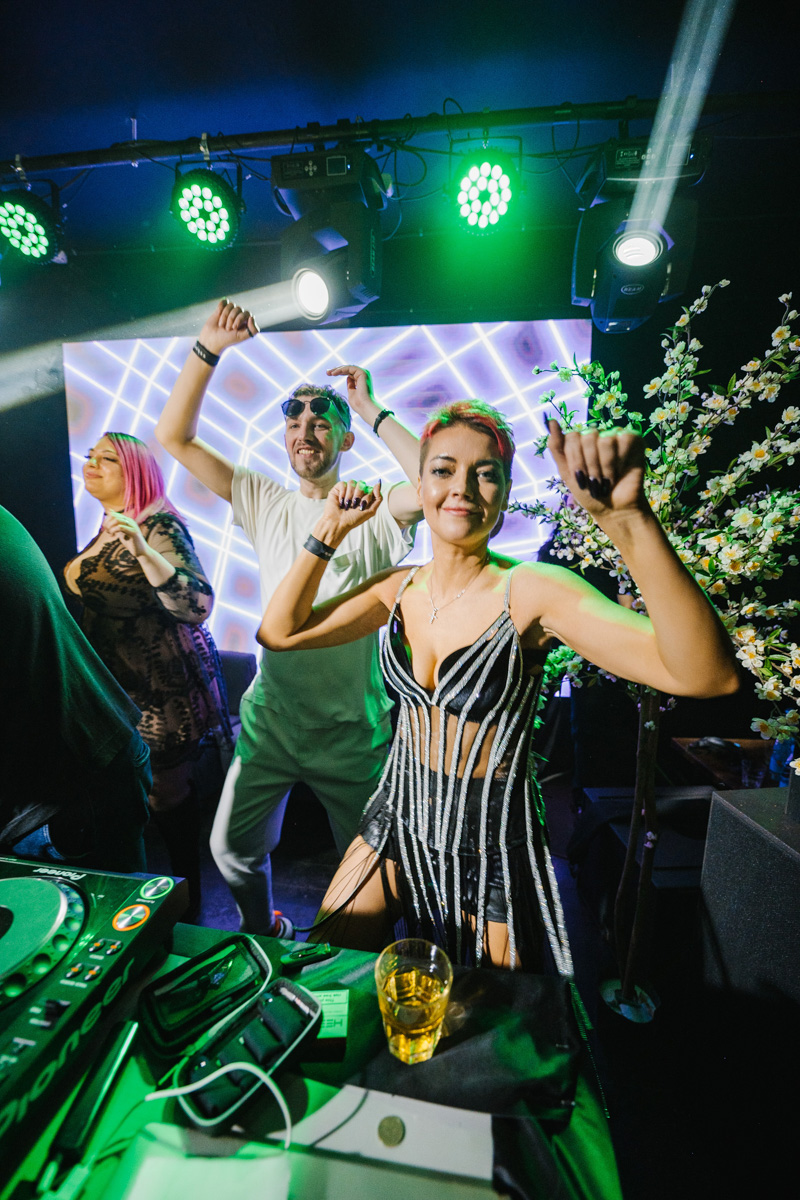 Неслучайная случайность стала причиной возникновения проекта, который объединил пять диджеев, играющих осознанную музыку для осознанных людей. Звуки мелодик хаус и техно, инди и афро, маскарад и гипноз, поражающие город масштабы. О вышедших из-под контроля party limited edition, первая из которых состоялась в марте 2022 года, рассказывают резиденты BPM BUREAU.