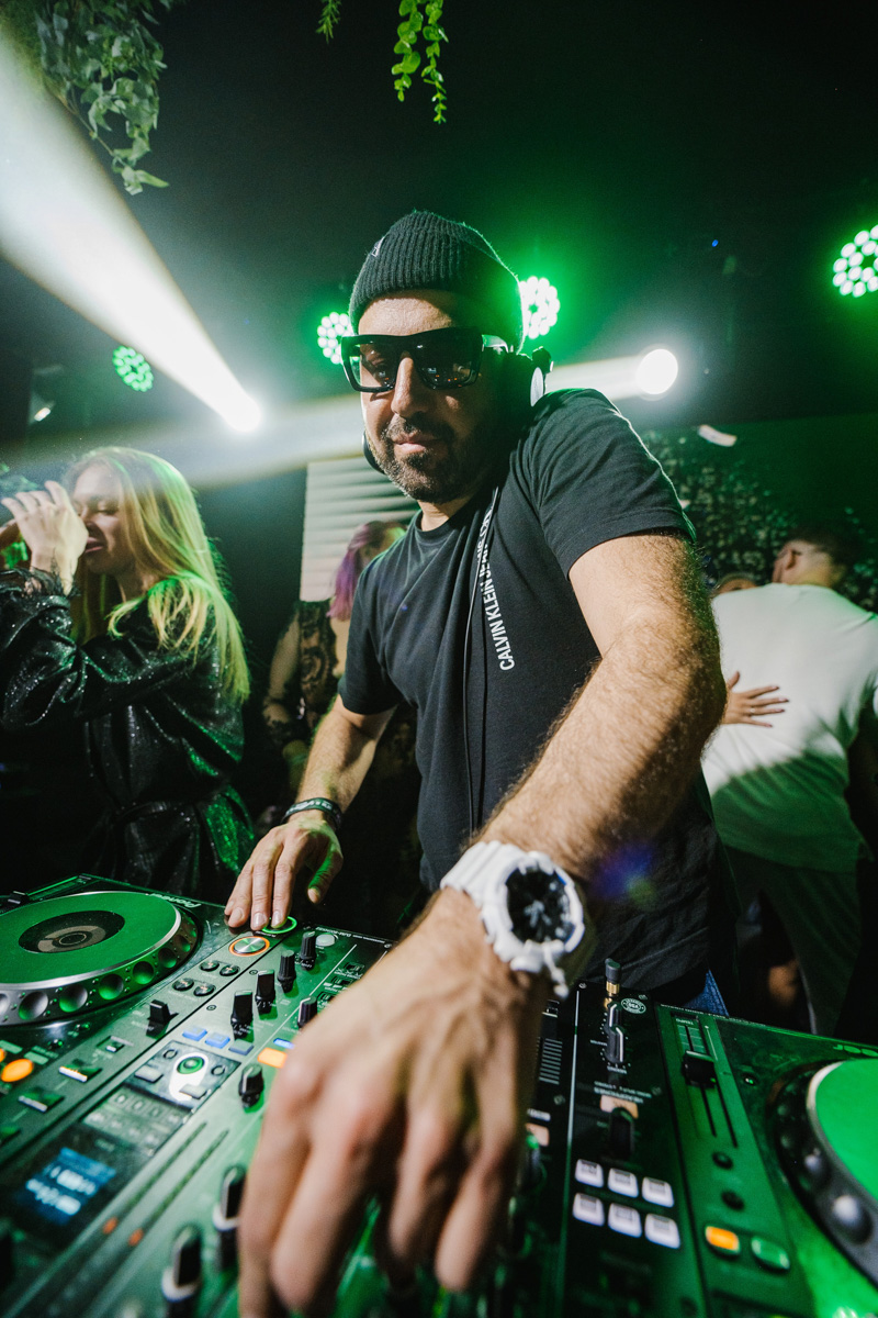 Неслучайная случайность стала причиной возникновения проекта, который объединил пять диджеев, играющих осознанную музыку для осознанных людей. Звуки мелодик хаус и техно, инди и афро, маскарад и гипноз, поражающие город масштабы. О вышедших из-под контроля party limited edition, первая из которых состоялась в марте 2022 года, рассказывают резиденты BPM BUREAU.