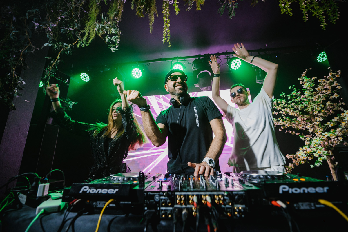 Неслучайная случайность стала причиной возникновения проекта, который объединил пять диджеев, играющих осознанную музыку для осознанных людей. Звуки мелодик хаус и техно, инди и афро, маскарад и гипноз, поражающие город масштабы. О вышедших из-под контроля party limited edition, первая из которых состоялась в марте 2022 года, рассказывают резиденты BPM BUREAU.