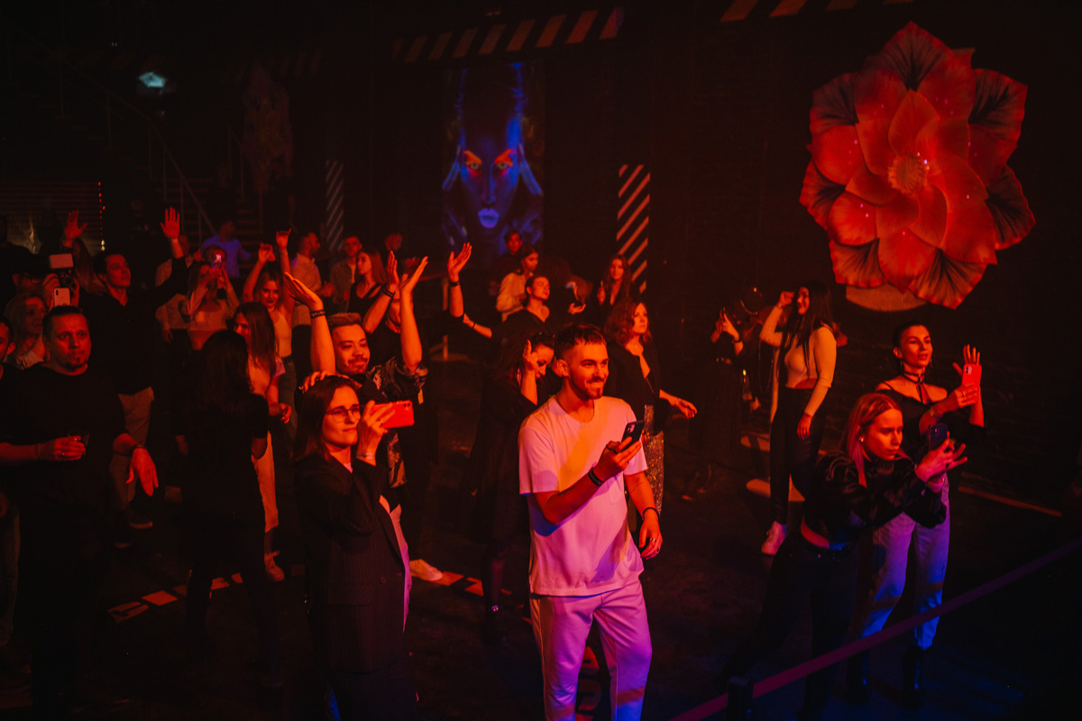 Неслучайная случайность стала причиной возникновения проекта, который объединил пять диджеев, играющих осознанную музыку для осознанных людей. Звуки мелодик хаус и техно, инди и афро, маскарад и гипноз, поражающие город масштабы. О вышедших из-под контроля party limited edition, первая из которых состоялась в марте 2022 года, рассказывают резиденты BPM BUREAU.