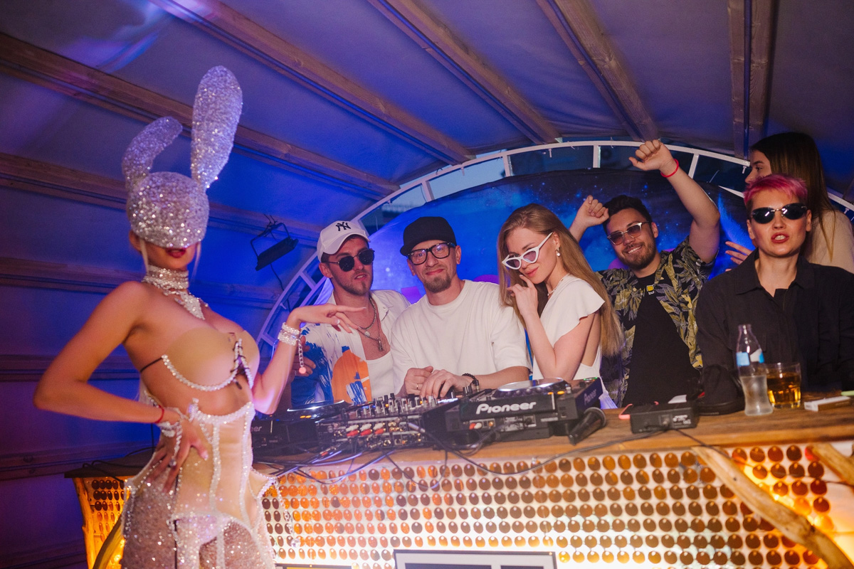 Неслучайная случайность стала причиной возникновения проекта, который объединил пять диджеев, играющих осознанную музыку для осознанных людей. Звуки мелодик хаус и техно, инди и афро, маскарад и гипноз, поражающие город масштабы. О вышедших из-под контроля party limited edition, первая из которых состоялась в марте 2022 года, рассказывают резиденты BPM BUREAU.