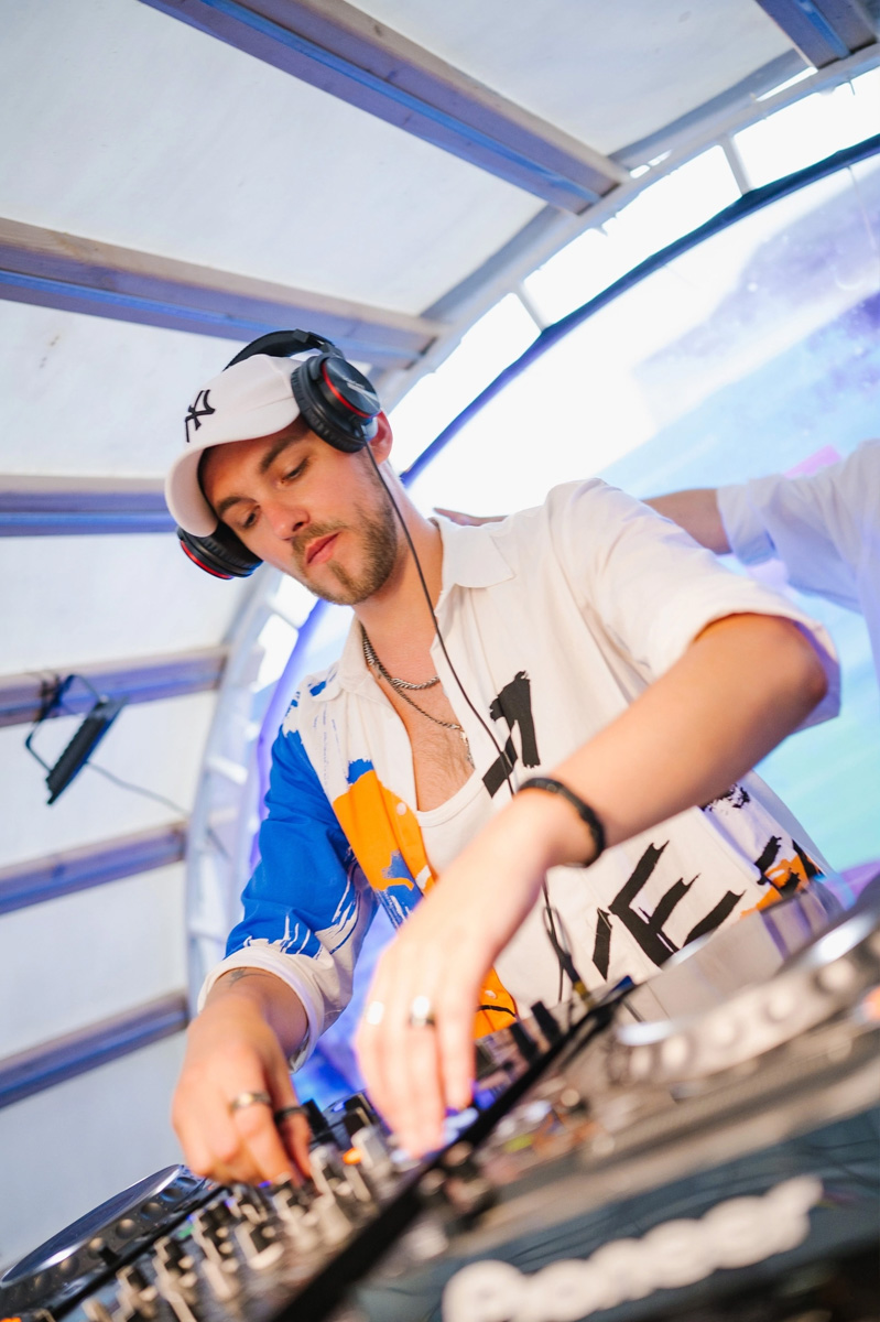 Неслучайная случайность стала причиной возникновения проекта, который объединил пять диджеев, играющих осознанную музыку для осознанных людей. Звуки мелодик хаус и техно, инди и афро, маскарад и гипноз, поражающие город масштабы. О вышедших из-под контроля party limited edition, первая из которых состоялась в марте 2022 года, рассказывают резиденты BPM BUREAU.