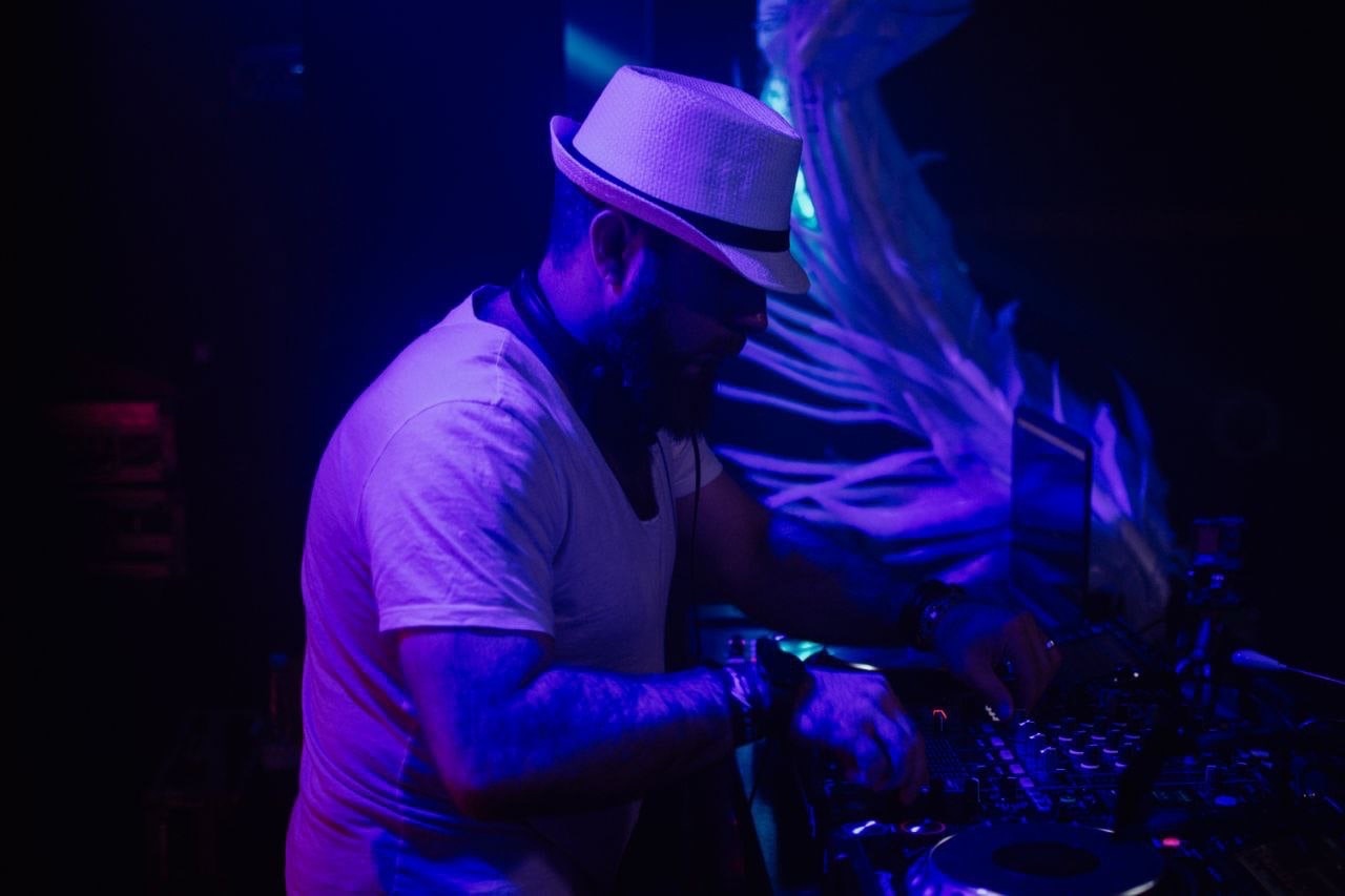 Неслучайная случайность стала причиной возникновения проекта, который объединил пять диджеев, играющих осознанную музыку для осознанных людей. Звуки мелодик хаус и техно, инди и афро, маскарад и гипноз, поражающие город масштабы. О вышедших из-под контроля party limited edition, первая из которых состоялась в марте 2022 года, рассказывают резиденты BPM BUREAU.