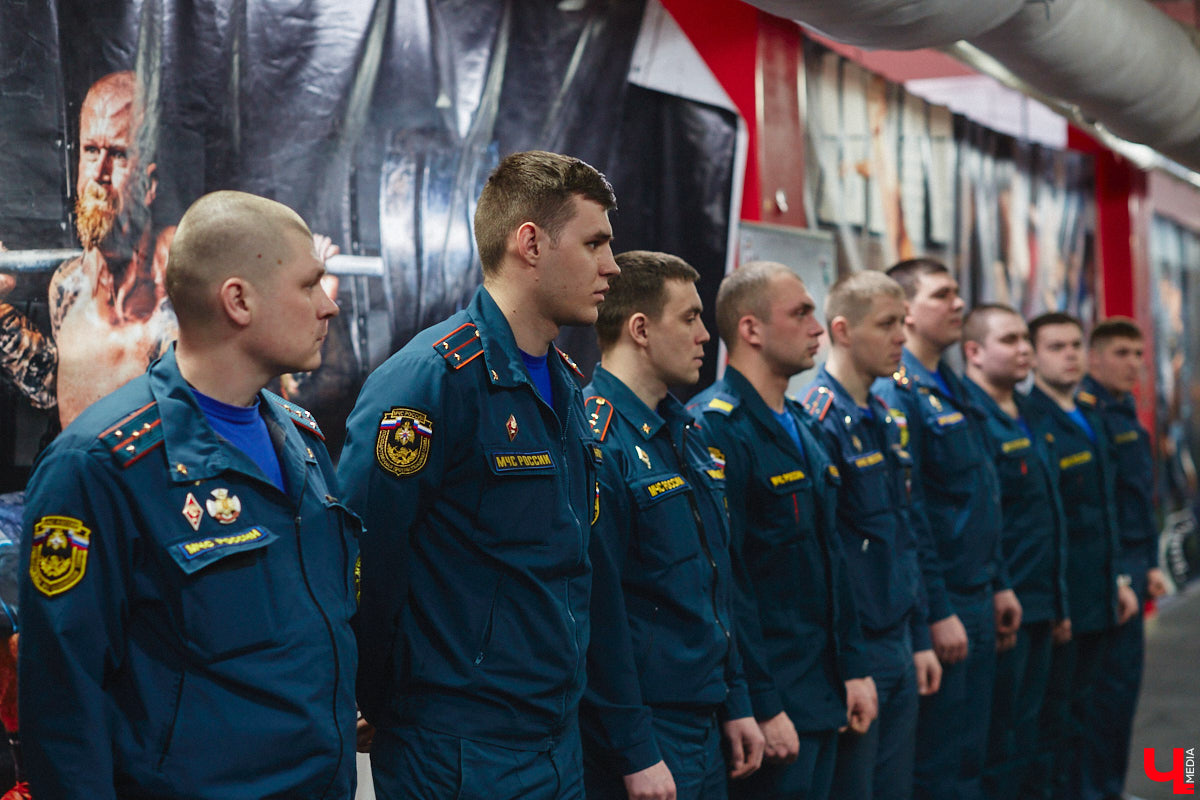 Четырнадцатого марта в юрьевецком спортцентре «Росич» было жарко, но совсем не пожароопасно. На кроссфит-площадке встретились самые сильные сотрудники МЧС России из Владимира, Суздаля, Петушков и Собинки! А журналисты практически наравне со спасателями смогли преодолеть полосу фитнес-препятствий, примерив на себя 30-килограммовое обмундирование. Что из этого вышло? Делимся впечатлениями в материале.