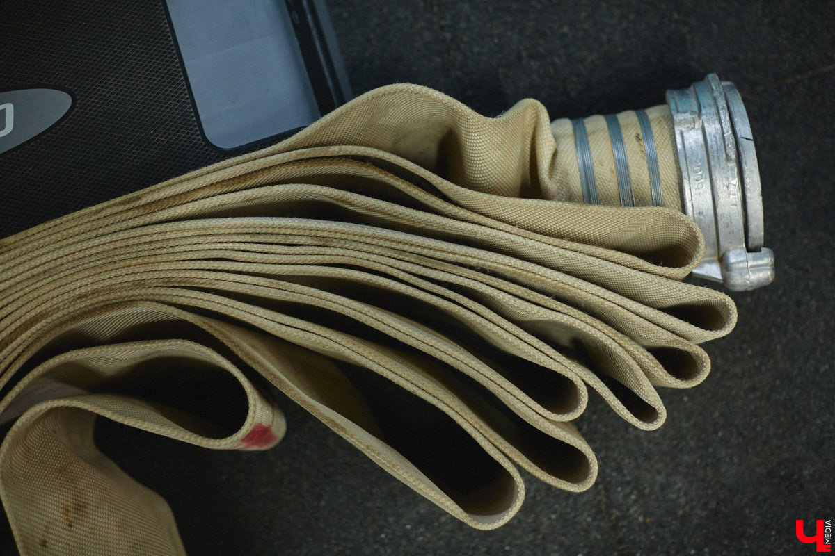 Четырнадцатого марта в юрьевецком спортцентре «Росич» было жарко, но совсем не пожароопасно. На кроссфит-площадке встретились самые сильные сотрудники МЧС России из Владимира, Суздаля, Петушков и Собинки! А журналисты практически наравне со спасателями смогли преодолеть полосу фитнес-препятствий, примерив на себя 30-килограммовое обмундирование. Что из этого вышло? Делимся впечатлениями в материале.