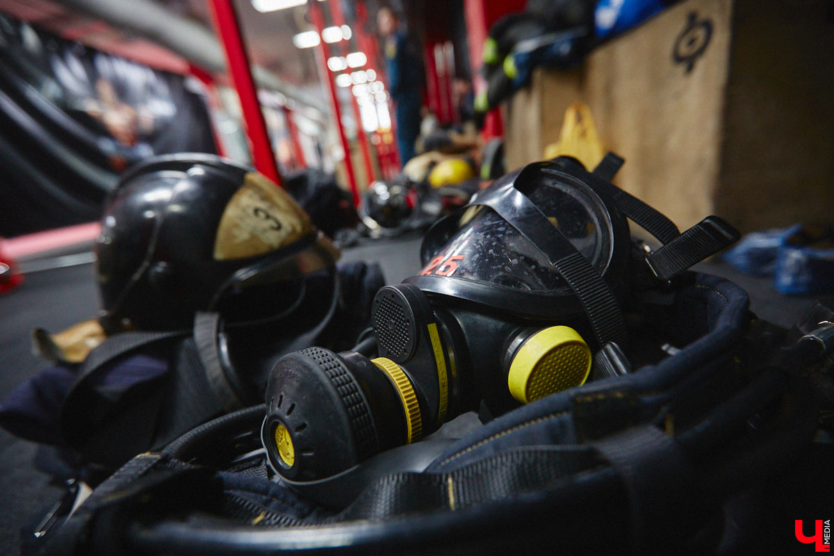 Четырнадцатого марта в юрьевецком спортцентре «Росич» было жарко, но совсем не пожароопасно. На кроссфит-площадке встретились самые сильные сотрудники МЧС России из Владимира, Суздаля, Петушков и Собинки! А журналисты практически наравне со спасателями смогли преодолеть полосу фитнес-препятствий, примерив на себя 30-килограммовое обмундирование. Что из этого вышло? Делимся впечатлениями в материале.