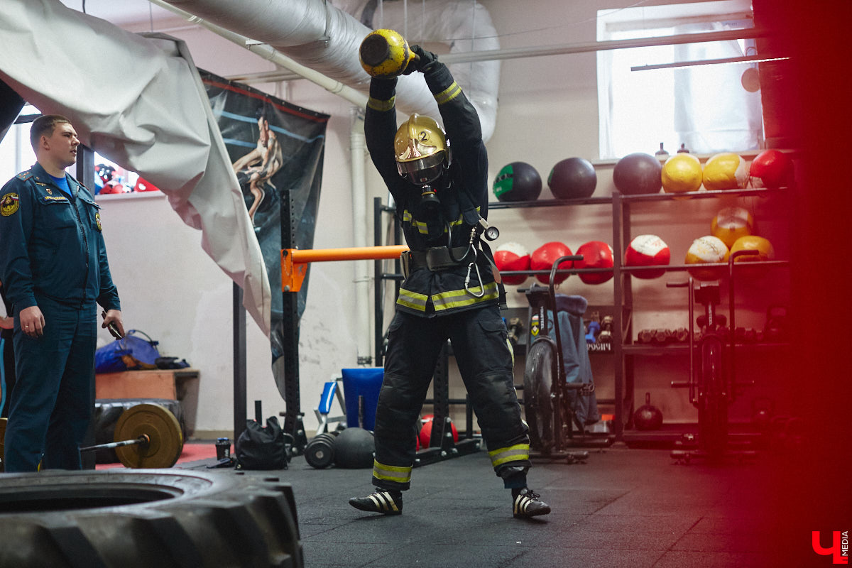 Четырнадцатого марта в юрьевецком спортцентре «Росич» было жарко, но совсем не пожароопасно. На кроссфит-площадке встретились самые сильные сотрудники МЧС России из Владимира, Суздаля, Петушков и Собинки! А журналисты практически наравне со спасателями смогли преодолеть полосу фитнес-препятствий, примерив на себя 30-килограммовое обмундирование. Что из этого вышло? Делимся впечатлениями в материале.