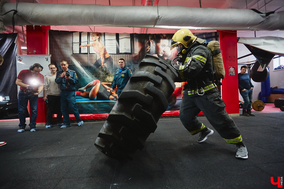 Четырнадцатого марта в юрьевецком спортцентре «Росич» было жарко, но совсем не пожароопасно. На кроссфит-площадке встретились самые сильные сотрудники МЧС России из Владимира, Суздаля, Петушков и Собинки! А журналисты практически наравне со спасателями смогли преодолеть полосу фитнес-препятствий, примерив на себя 30-килограммовое обмундирование. Что из этого вышло? Делимся впечатлениями в материале.