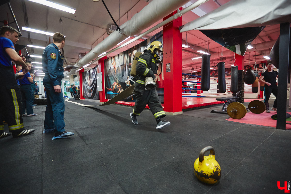 Четырнадцатого марта в юрьевецком спортцентре «Росич» было жарко, но совсем не пожароопасно. На кроссфит-площадке встретились самые сильные сотрудники МЧС России из Владимира, Суздаля, Петушков и Собинки! А журналисты практически наравне со спасателями смогли преодолеть полосу фитнес-препятствий, примерив на себя 30-килограммовое обмундирование. Что из этого вышло? Делимся впечатлениями в материале.