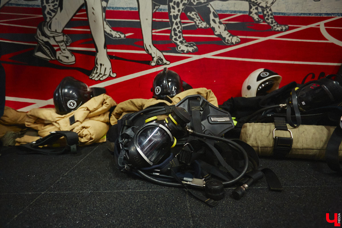 Четырнадцатого марта в юрьевецком спортцентре «Росич» было жарко, но совсем не пожароопасно. На кроссфит-площадке встретились самые сильные сотрудники МЧС России из Владимира, Суздаля, Петушков и Собинки! А журналисты практически наравне со спасателями смогли преодолеть полосу фитнес-препятствий, примерив на себя 30-килограммовое обмундирование. Что из этого вышло? Делимся впечатлениями в материале.