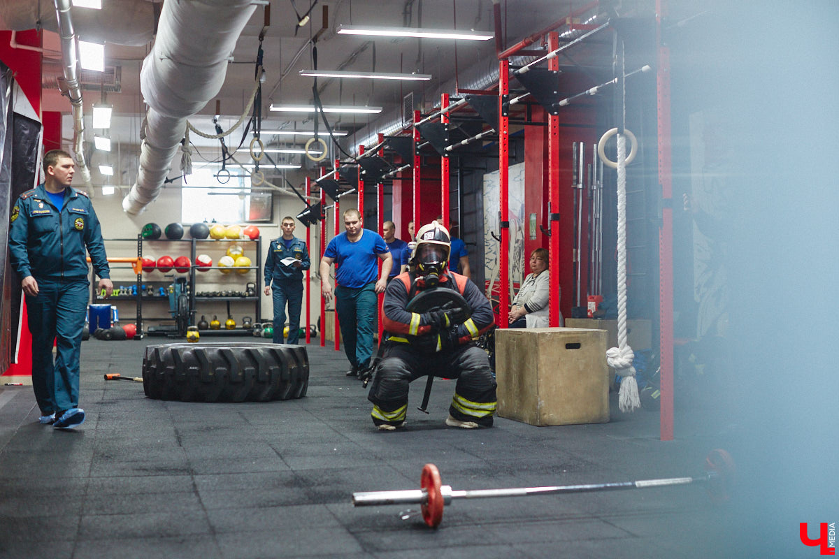 Четырнадцатого марта в юрьевецком спортцентре «Росич» было жарко, но совсем не пожароопасно. На кроссфит-площадке встретились самые сильные сотрудники МЧС России из Владимира, Суздаля, Петушков и Собинки! А журналисты практически наравне со спасателями смогли преодолеть полосу фитнес-препятствий, примерив на себя 30-килограммовое обмундирование. Что из этого вышло? Делимся впечатлениями в материале.