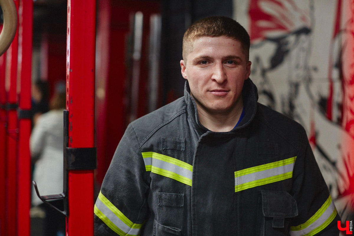 Четырнадцатого марта в юрьевецком спортцентре «Росич» было жарко, но совсем не пожароопасно. На кроссфит-площадке встретились самые сильные сотрудники МЧС России из Владимира, Суздаля, Петушков и Собинки! А журналисты практически наравне со спасателями смогли преодолеть полосу фитнес-препятствий, примерив на себя 30-килограммовое обмундирование. Что из этого вышло? Делимся впечатлениями в материале.