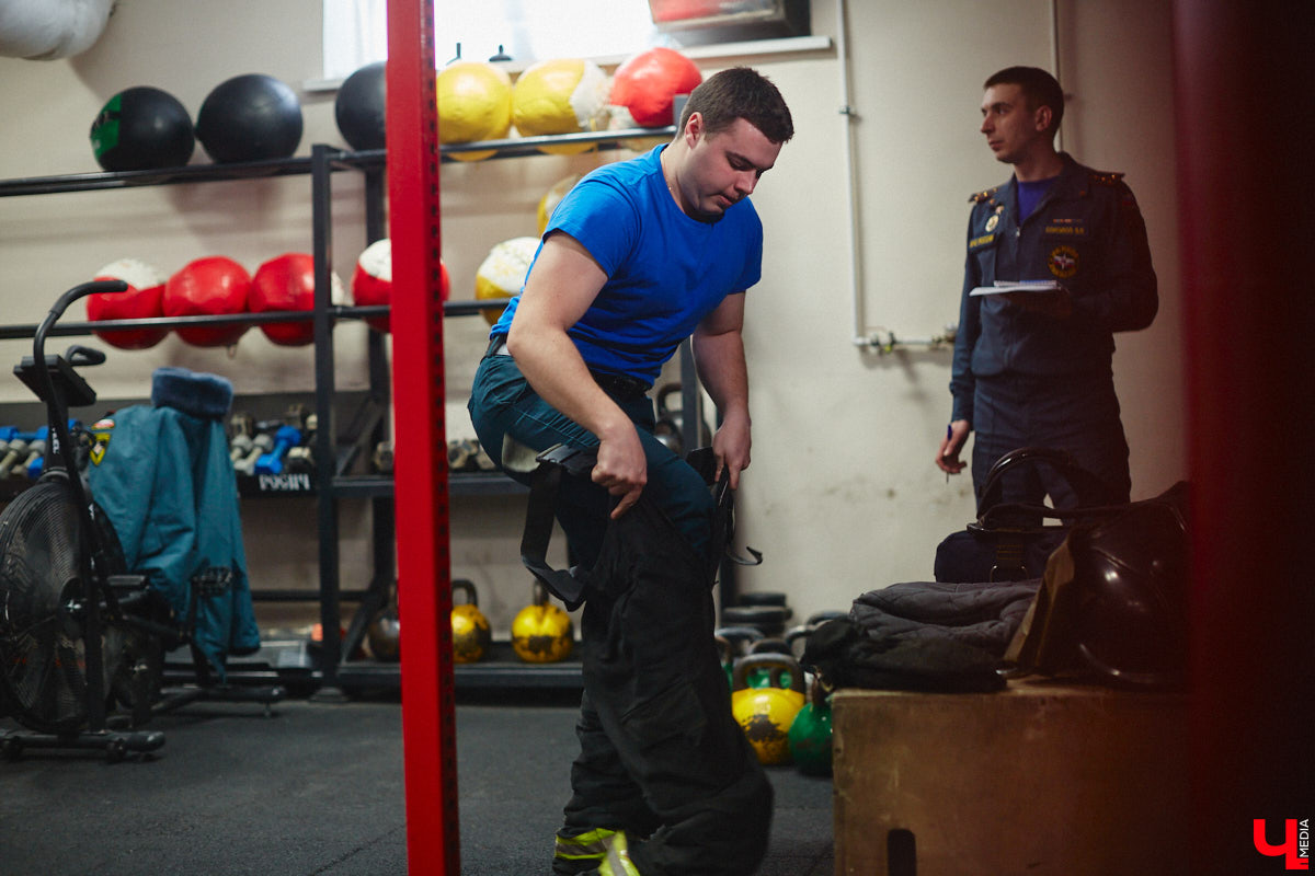 Четырнадцатого марта в юрьевецком спортцентре «Росич» было жарко, но совсем не пожароопасно. На кроссфит-площадке встретились самые сильные сотрудники МЧС России из Владимира, Суздаля, Петушков и Собинки! А журналисты практически наравне со спасателями смогли преодолеть полосу фитнес-препятствий, примерив на себя 30-килограммовое обмундирование. Что из этого вышло? Делимся впечатлениями в материале.