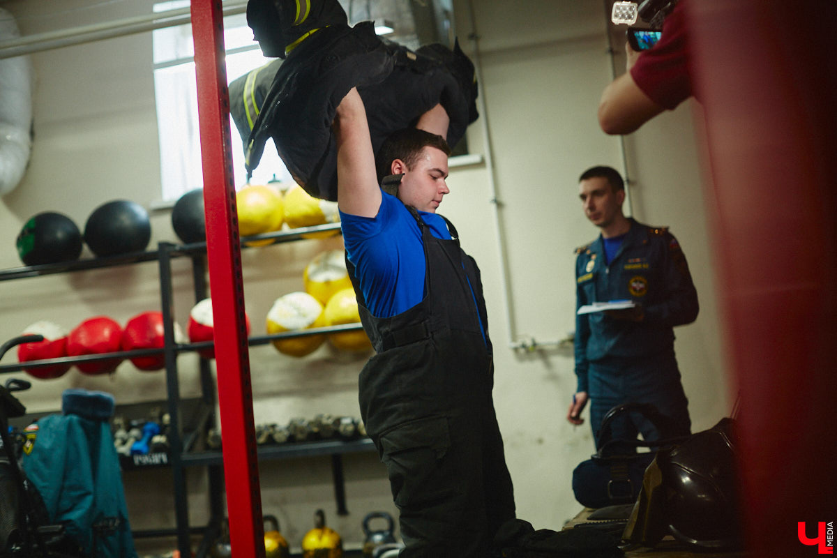 Четырнадцатого марта в юрьевецком спортцентре «Росич» было жарко, но совсем не пожароопасно. На кроссфит-площадке встретились самые сильные сотрудники МЧС России из Владимира, Суздаля, Петушков и Собинки! А журналисты практически наравне со спасателями смогли преодолеть полосу фитнес-препятствий, примерив на себя 30-килограммовое обмундирование. Что из этого вышло? Делимся впечатлениями в материале.