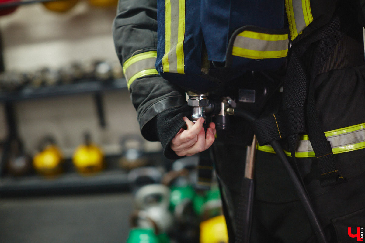 Четырнадцатого марта в юрьевецком спортцентре «Росич» было жарко, но совсем не пожароопасно. На кроссфит-площадке встретились самые сильные сотрудники МЧС России из Владимира, Суздаля, Петушков и Собинки! А журналисты практически наравне со спасателями смогли преодолеть полосу фитнес-препятствий, примерив на себя 30-килограммовое обмундирование. Что из этого вышло? Делимся впечатлениями в материале.