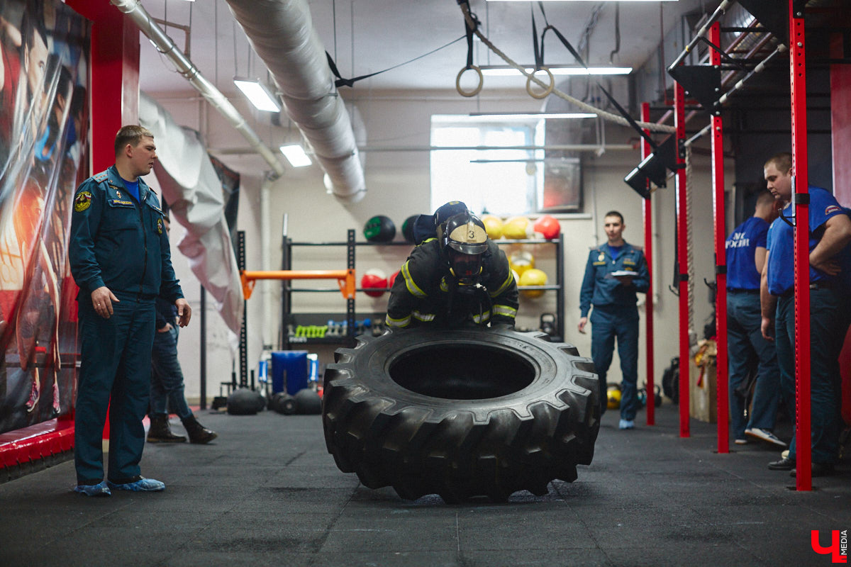 Четырнадцатого марта в юрьевецком спортцентре «Росич» было жарко, но совсем не пожароопасно. На кроссфит-площадке встретились самые сильные сотрудники МЧС России из Владимира, Суздаля, Петушков и Собинки! А журналисты практически наравне со спасателями смогли преодолеть полосу фитнес-препятствий, примерив на себя 30-килограммовое обмундирование. Что из этого вышло? Делимся впечатлениями в материале.