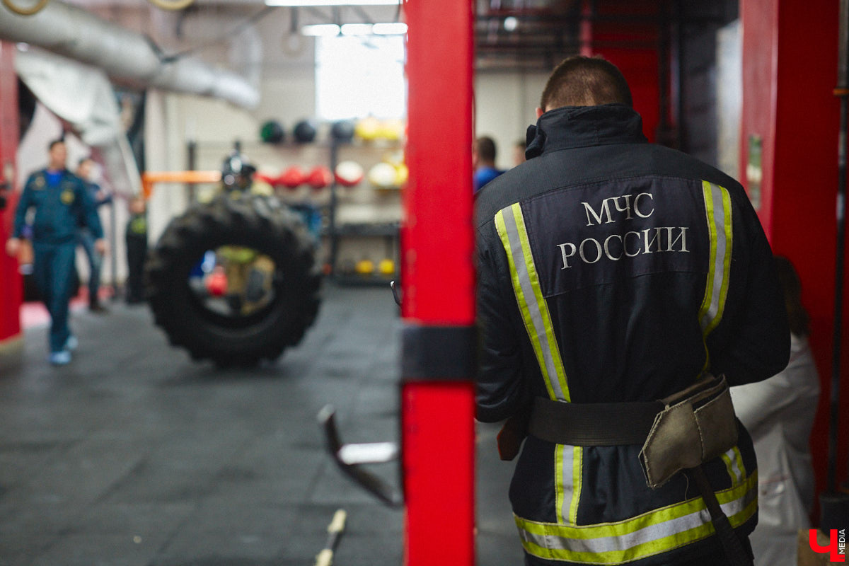 Четырнадцатого марта в юрьевецком спортцентре «Росич» было жарко, но совсем не пожароопасно. На кроссфит-площадке встретились самые сильные сотрудники МЧС России из Владимира, Суздаля, Петушков и Собинки! А журналисты практически наравне со спасателями смогли преодолеть полосу фитнес-препятствий, примерив на себя 30-килограммовое обмундирование. Что из этого вышло? Делимся впечатлениями в материале.