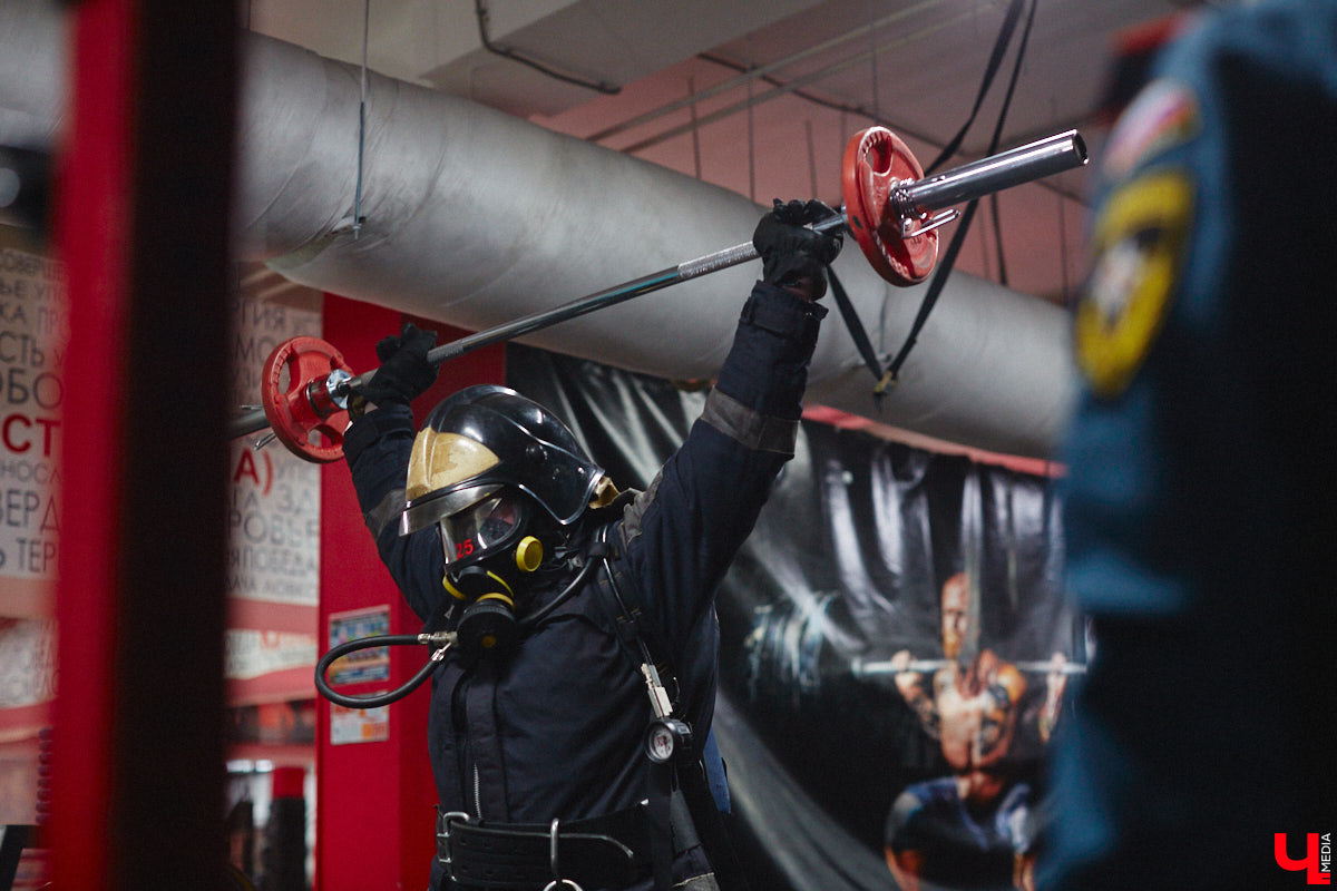 Четырнадцатого марта в юрьевецком спортцентре «Росич» было жарко, но совсем не пожароопасно. На кроссфит-площадке встретились самые сильные сотрудники МЧС России из Владимира, Суздаля, Петушков и Собинки! А журналисты практически наравне со спасателями смогли преодолеть полосу фитнес-препятствий, примерив на себя 30-килограммовое обмундирование. Что из этого вышло? Делимся впечатлениями в материале.