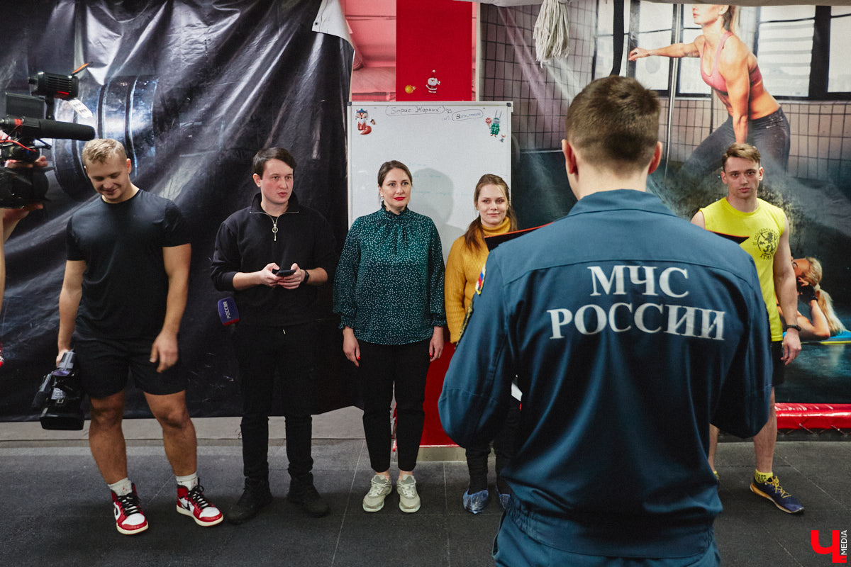 Четырнадцатого марта в юрьевецком спортцентре «Росич» было жарко, но совсем не пожароопасно. На кроссфит-площадке встретились самые сильные сотрудники МЧС России из Владимира, Суздаля, Петушков и Собинки! А журналисты практически наравне со спасателями смогли преодолеть полосу фитнес-препятствий, примерив на себя 30-килограммовое обмундирование. Что из этого вышло? Делимся впечатлениями в материале.