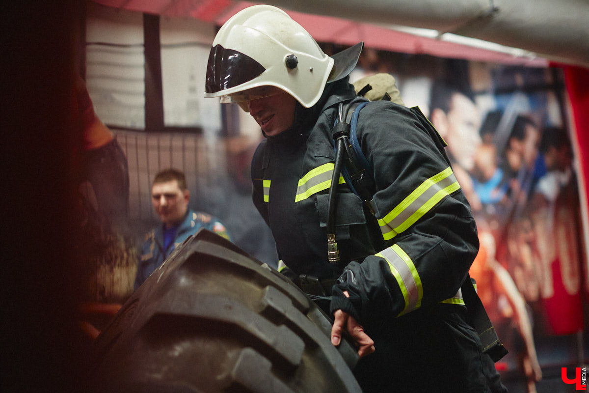 Четырнадцатого марта в юрьевецком спортцентре «Росич» было жарко, но совсем не пожароопасно. На кроссфит-площадке встретились самые сильные сотрудники МЧС России из Владимира, Суздаля, Петушков и Собинки! А журналисты практически наравне со спасателями смогли преодолеть полосу фитнес-препятствий, примерив на себя 30-килограммовое обмундирование. Что из этого вышло? Делимся впечатлениями в материале.