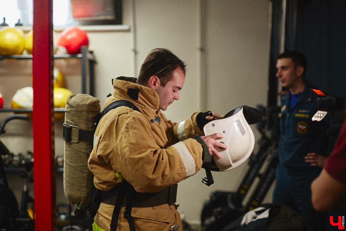 Четырнадцатого марта в юрьевецком спортцентре «Росич» было жарко, но совсем не пожароопасно. На кроссфит-площадке встретились самые сильные сотрудники МЧС России из Владимира, Суздаля, Петушков и Собинки! А журналисты практически наравне со спасателями смогли преодолеть полосу фитнес-препятствий, примерив на себя 30-килограммовое обмундирование. Что из этого вышло? Делимся впечатлениями в материале.
