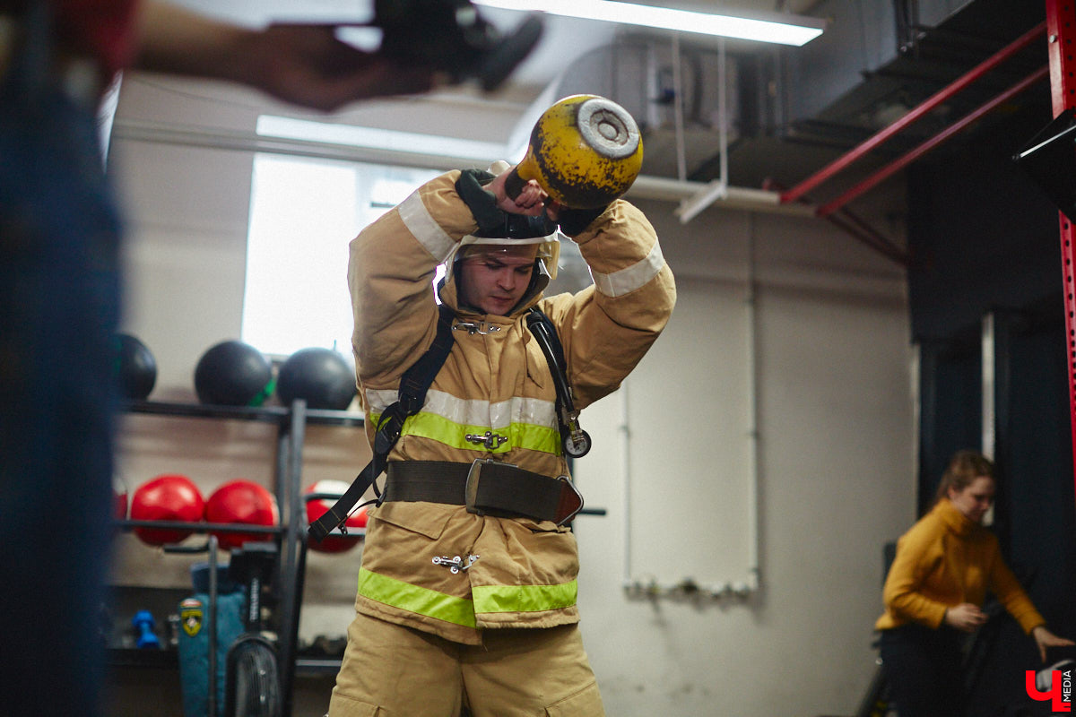 Четырнадцатого марта в юрьевецком спортцентре «Росич» было жарко, но совсем не пожароопасно. На кроссфит-площадке встретились самые сильные сотрудники МЧС России из Владимира, Суздаля, Петушков и Собинки! А журналисты практически наравне со спасателями смогли преодолеть полосу фитнес-препятствий, примерив на себя 30-килограммовое обмундирование. Что из этого вышло? Делимся впечатлениями в материале.