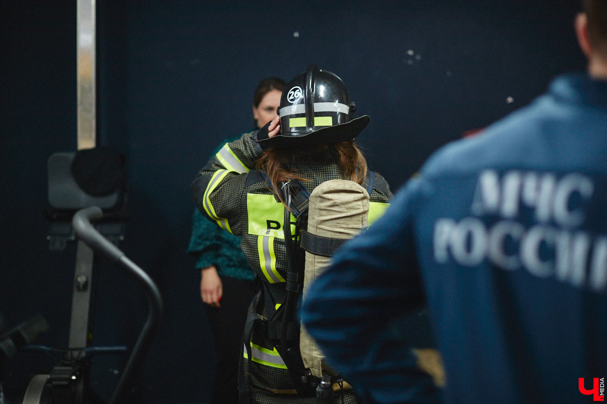 Четырнадцатого марта в юрьевецком спортцентре «Росич» было жарко, но совсем не пожароопасно. На кроссфит-площадке встретились самые сильные сотрудники МЧС России из Владимира, Суздаля, Петушков и Собинки! А журналисты практически наравне со спасателями смогли преодолеть полосу фитнес-препятствий, примерив на себя 30-килограммовое обмундирование. Что из этого вышло? Делимся впечатлениями в материале.