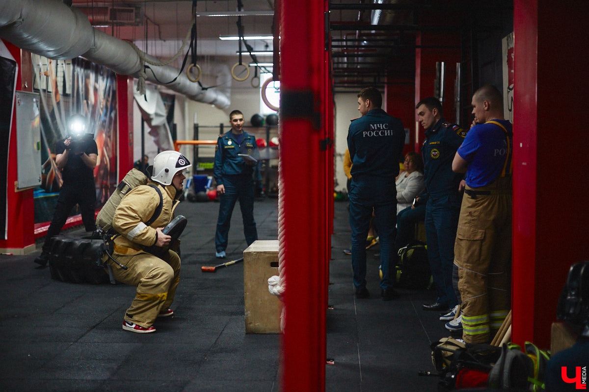 Четырнадцатого марта в юрьевецком спортцентре «Росич» было жарко, но совсем не пожароопасно. На кроссфит-площадке встретились самые сильные сотрудники МЧС России из Владимира, Суздаля, Петушков и Собинки! А журналисты практически наравне со спасателями смогли преодолеть полосу фитнес-препятствий, примерив на себя 30-килограммовое обмундирование. Что из этого вышло? Делимся впечатлениями в материале.